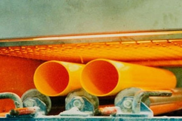El calor infrarrojo moldea tubos de plástico de manera más eficiente